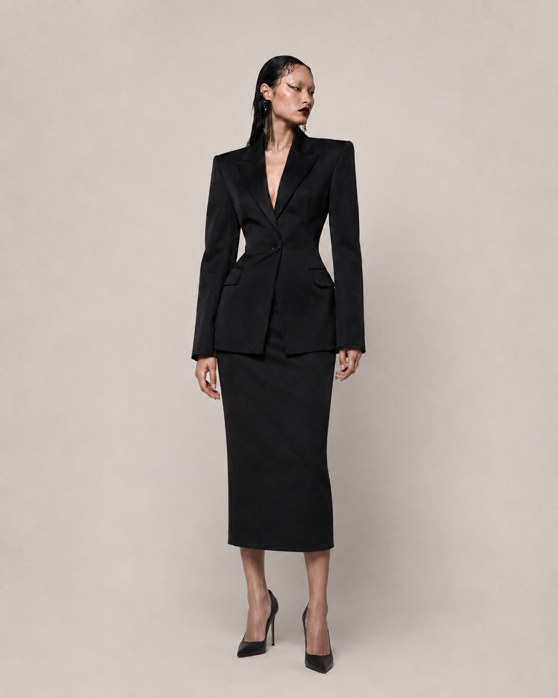 Tailleur business in satin nero VeQ SHIFT: giacca strutturata con maniche svasate e gonna longuette a tubino