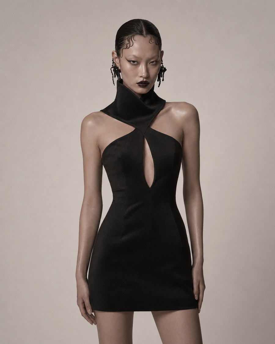 Abito corto in satin nero con collo incrociato